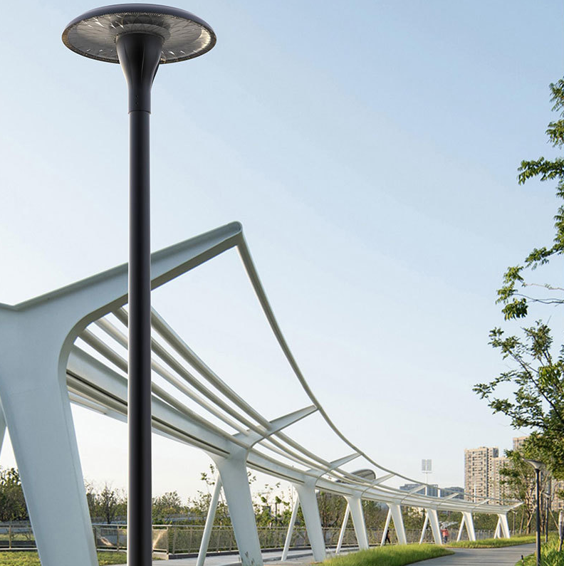 ¿Cuál es la distancia típica de instalación en metros para postes de luz solar?